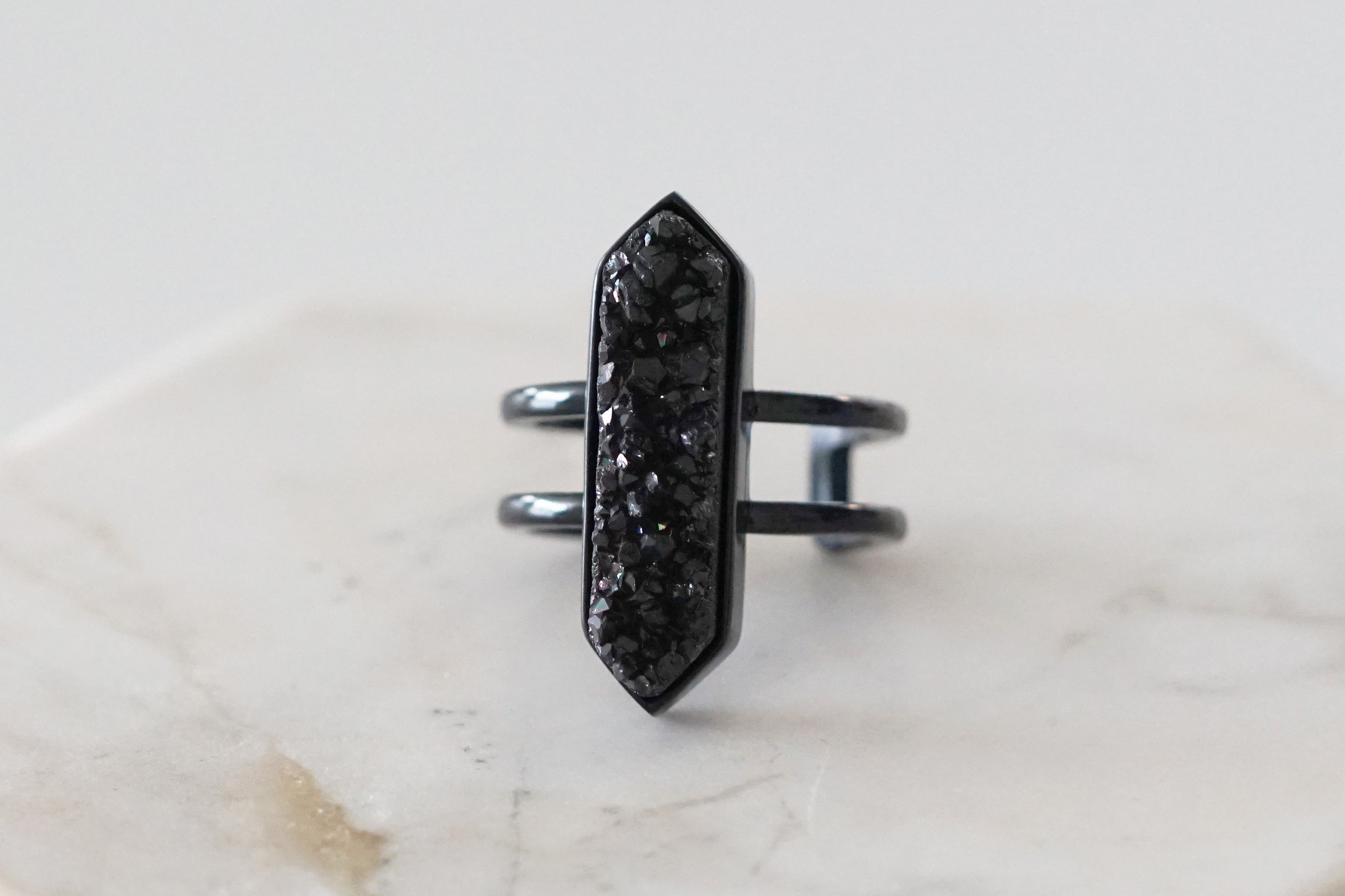 Bangle Collection - Sort Magna Raven Quartz Ring fine designer smykker til mænd og kvinder