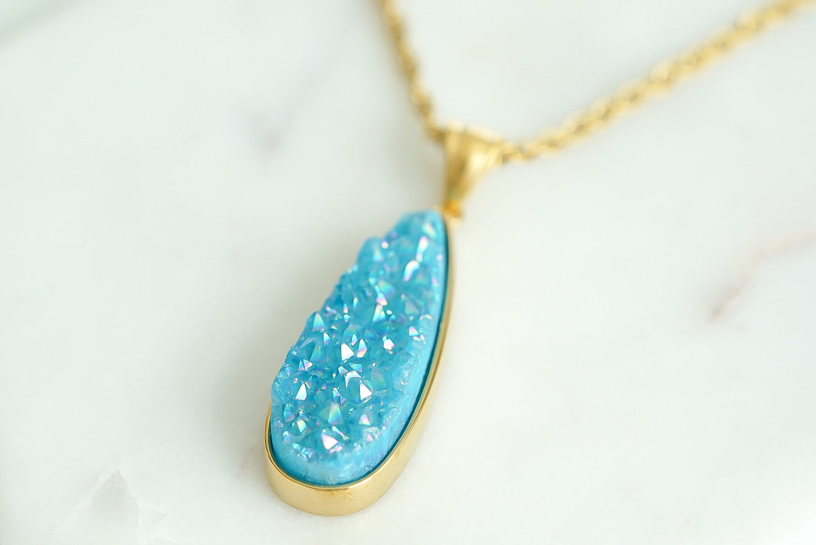 Druzy Collection – Azure Quartz Drop Necklace, feiner Designerschmuck für Männer und Frauen