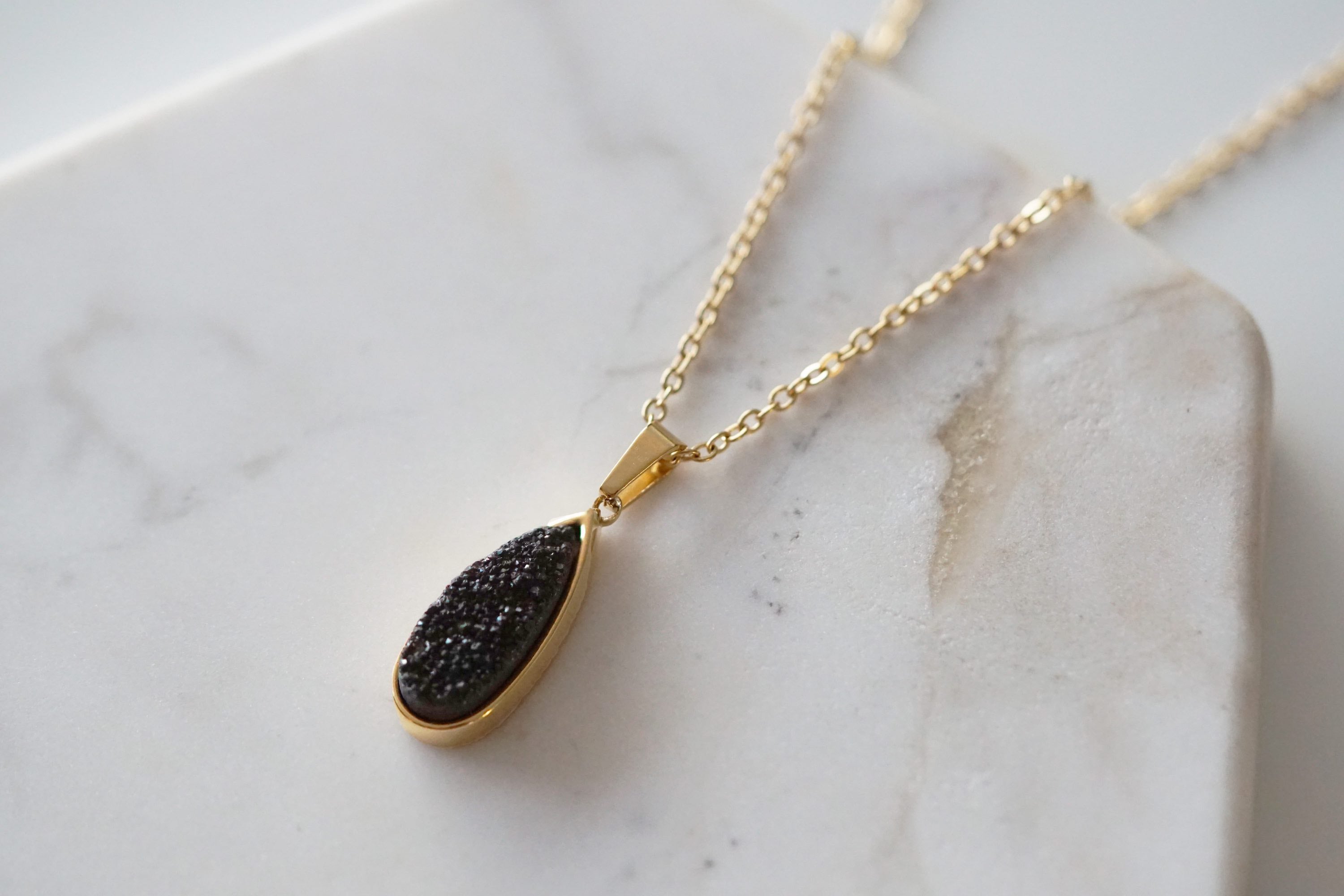 Druzy Collection - Collier Petite Raven Quartz Drop, bijoux de créateur raffinés pour hommes et femmes
