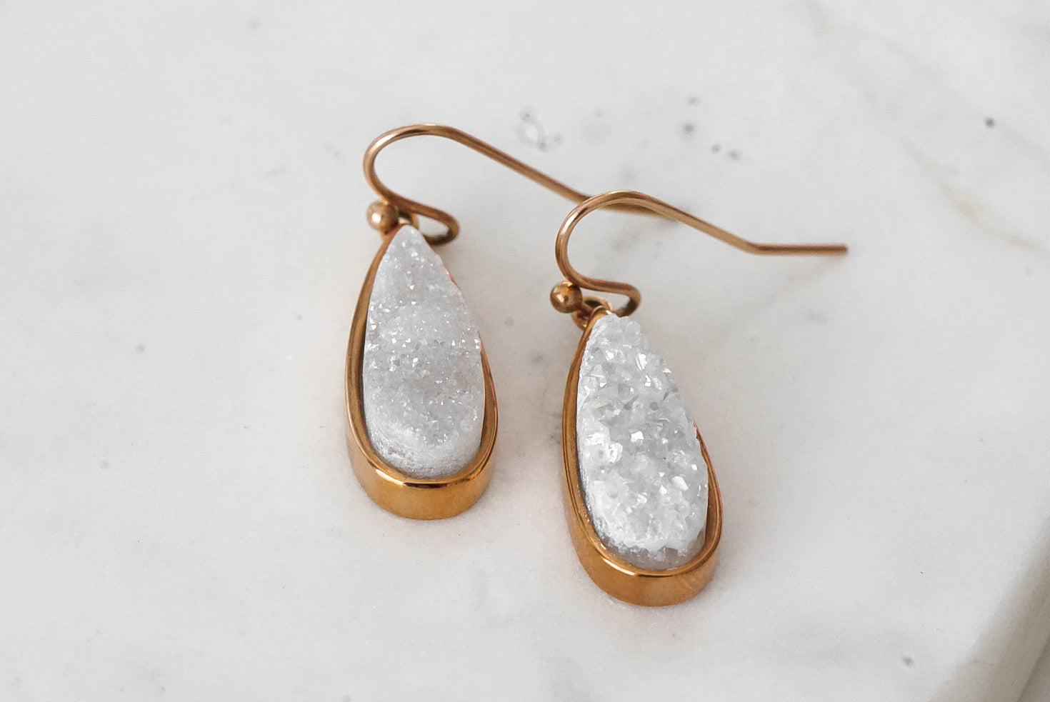 Druzy Collection - Rose Gold Petite Quartz Drop Earrings fina designersmycken för män och kvinnor
