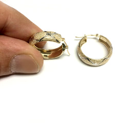 10 k 2-toner vitt och gult guld diamantslipade texturerade runda bågeörhängen, diameter 22 mm fina designersmycken för män och kvinnor