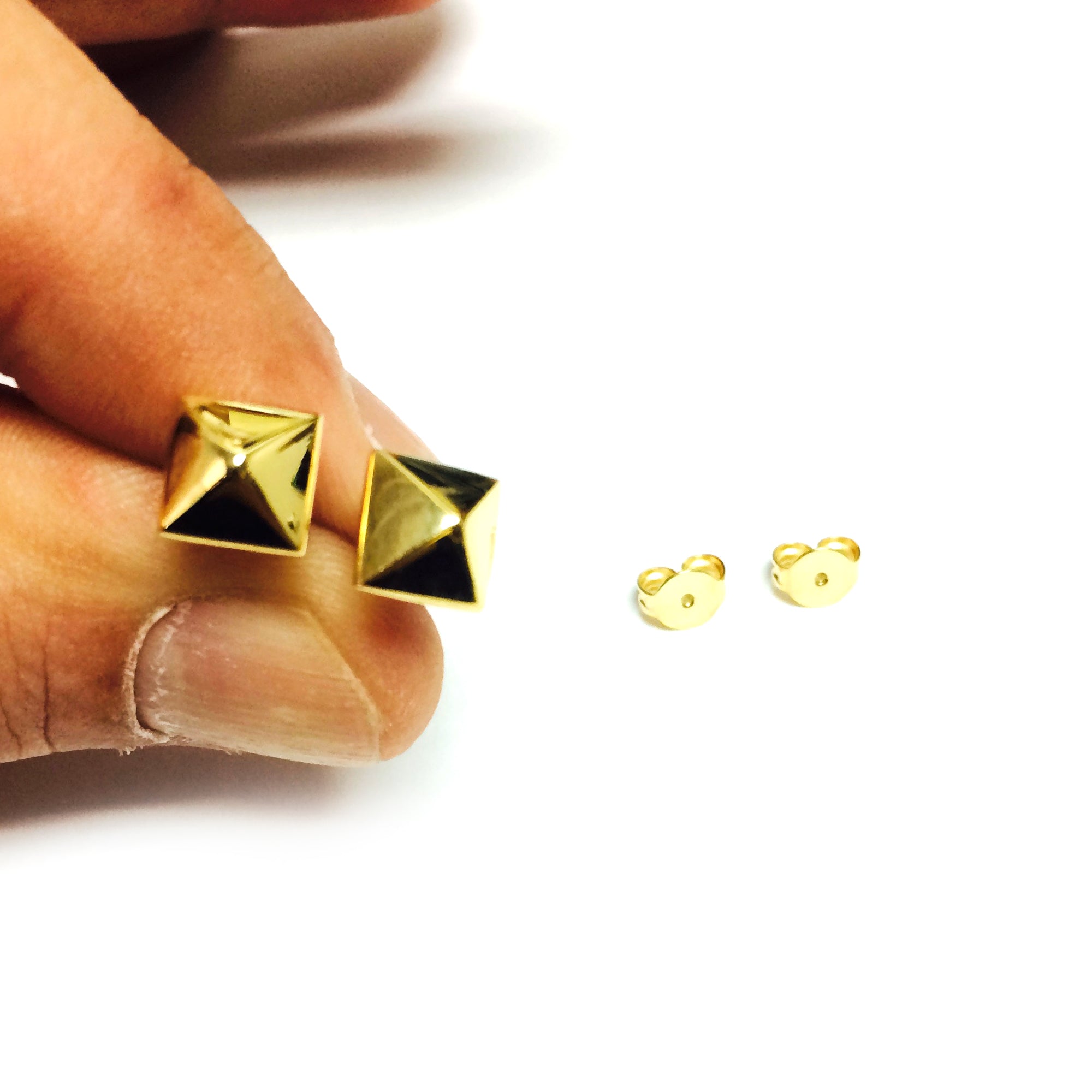 14K Guld Gul Pyramid Style Stud örhängen fina designersmycken för män och kvinnor