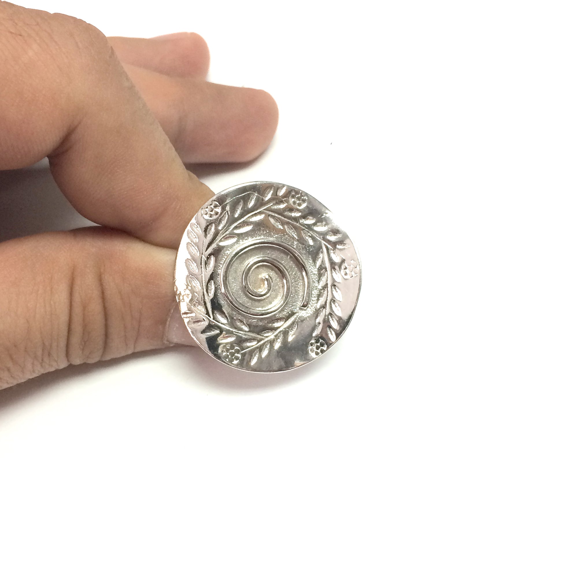 Grekisk Olive Leaf Disc Ring i Rhodium Pläterad Sterling Silver fina designersmycken för män och kvinnor