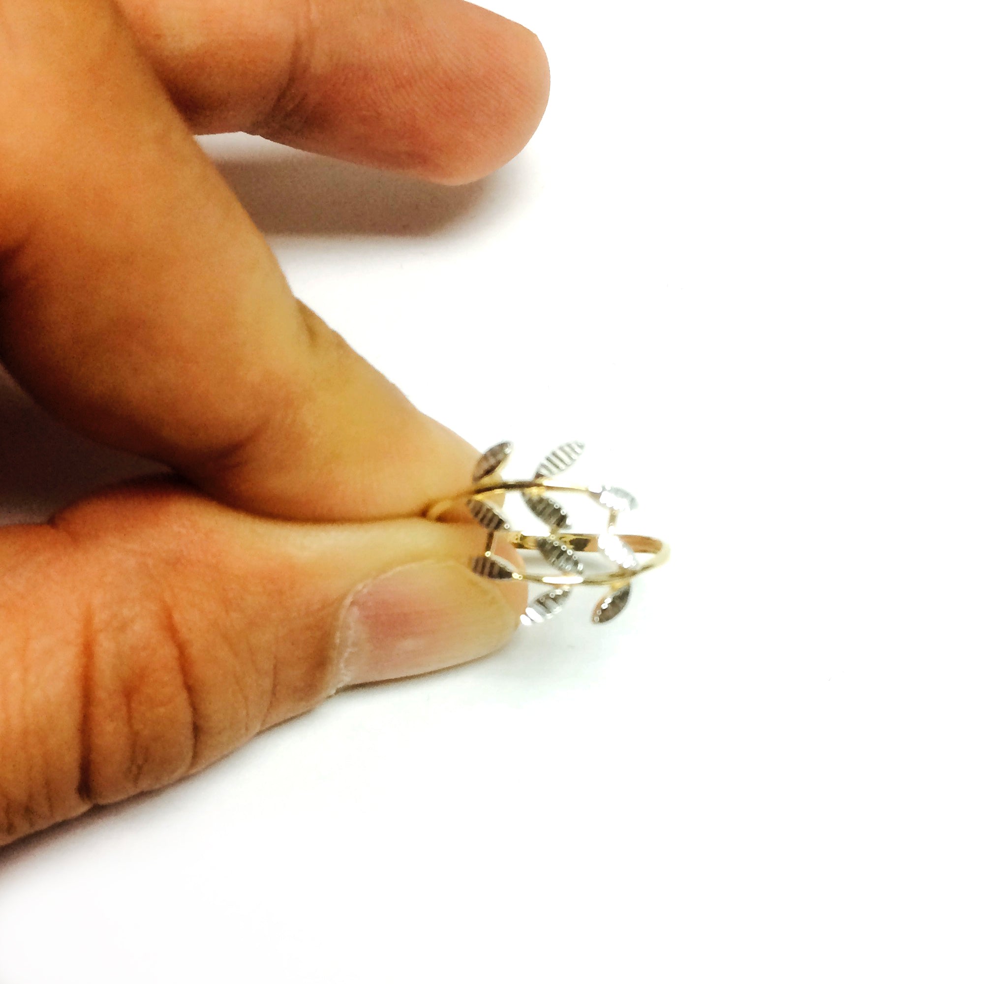 Anello con design a ramo di foglia di ulivo in oro bicolore 14K con taglio a diamante, misura 7, gioielleria raffinata per uomo e donna